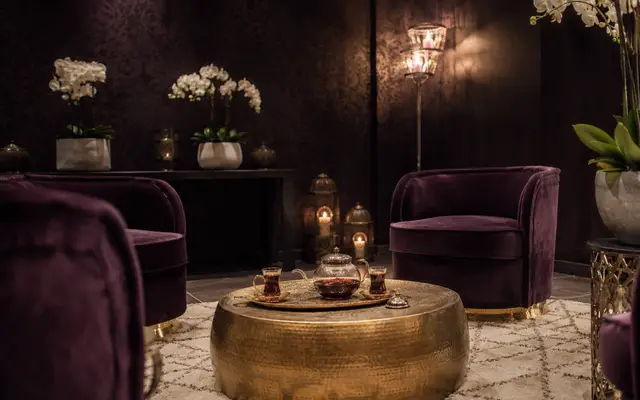 Kadife koltuklu, çay masalı bekleme salonu — Yedikule, Masaj Salonun