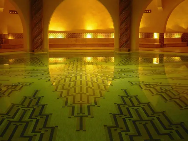 Altın ışıkla aydınlanan kemerli hamam ve mozaik havuz — Yedikule, Masaj Salonun